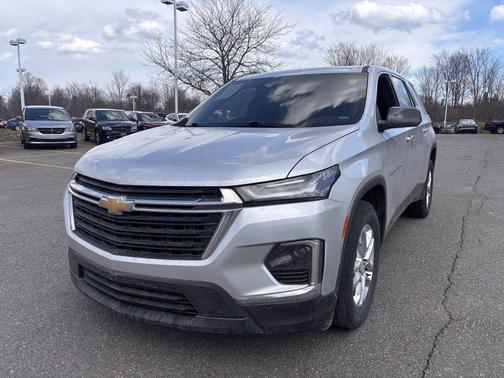 Silver Ice Metallic 2022 Chevrolet Traverse LS