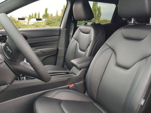 Bright White Clearcoat 2026 Jeep Compass Limited