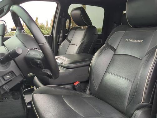 2019 RAM 3500 Laramie Crew Cab 4x2 8' Box