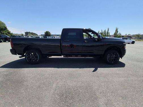 Diamond Black Crystal Pearlcoat 2026 RAM 2500 Laramie Crew Cab 4x4 8' Box