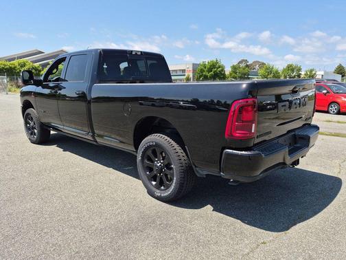 Diamond Black Crystal Pearlcoat 2026 RAM 2500 Laramie Crew Cab 4x4 8' Box