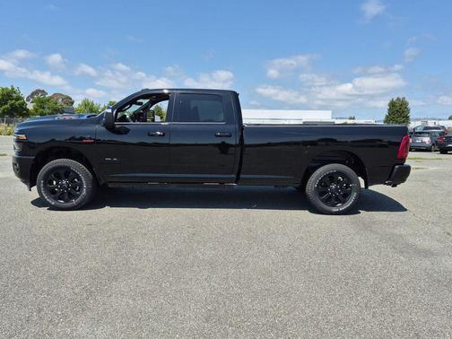 Diamond Black Crystal Pearlcoat 2026 RAM 2500 Laramie Crew Cab 4x4 8' Box