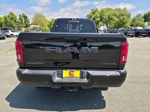 Diamond Black Crystal Pearlcoat 2026 RAM 2500 Laramie Crew Cab 4x4 8' Box