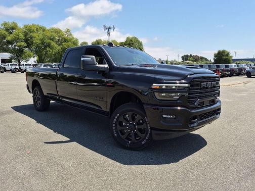 Diamond Black Crystal Pearlcoat 2026 RAM 2500 Laramie Crew Cab 4x4 8' Box