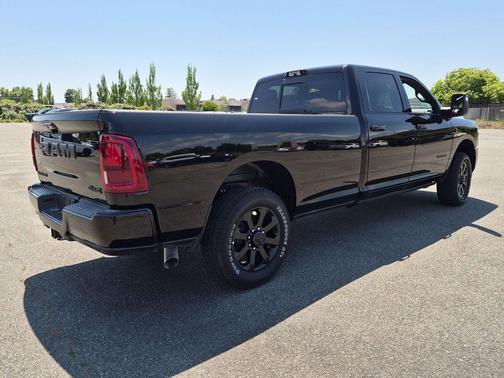 Diamond Black Crystal Pearlcoat 2026 RAM 2500 Laramie Crew Cab 4x4 8' Box