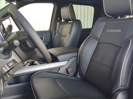 Diamond Black Crystal Pearlcoat 2026 RAM 2500 Laramie Mega Cab 4x4 6'4' Box