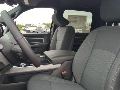 Diamond Black Crystal Pearlcoat 2026 RAM 2500 Big Horn Crew Cab 4x4 6'4' Box