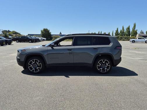 sting-gray clearcoat 2026 Jeep Cherokee Overland