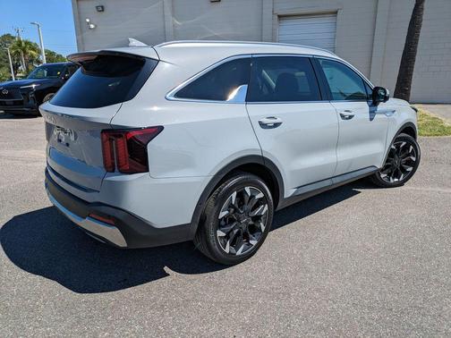 Wolf Gray 2024 Kia Sorento SX