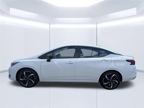 Aspen White Tricoat 2025 Nissan Versa 1.6 S