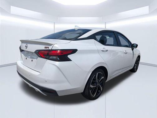 Aspen White Tricoat 2025 Nissan Versa 1.6 S