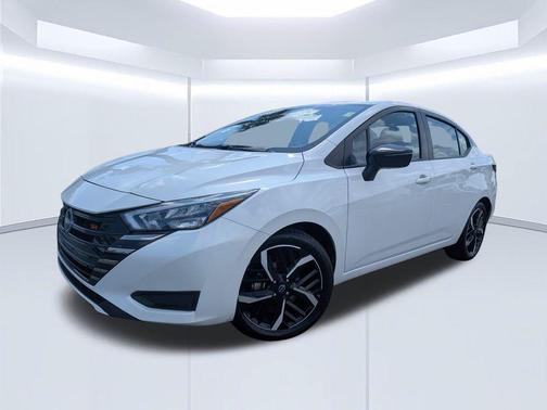 Aspen White Tricoat 2025 Nissan Versa 1.6 S