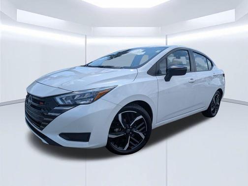 Aspen White Tricoat 2025 Nissan Versa 1.6 S