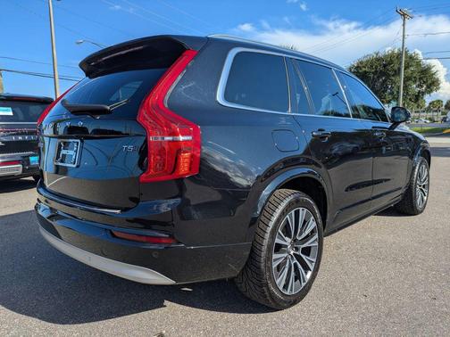2022 Volvo XC90 T5 Momentum