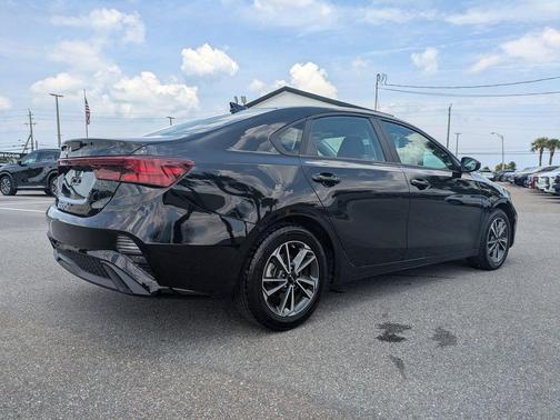 Aurora Black 2024 Kia Forte LXS