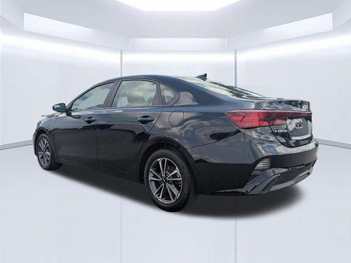 Aurora Black 2024 Kia Forte LXS
