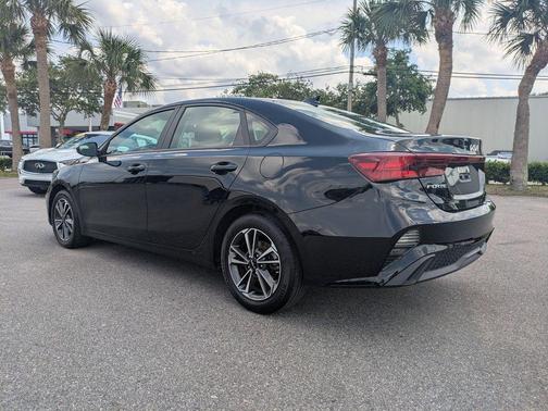 Aurora Black 2024 Kia Forte LXS