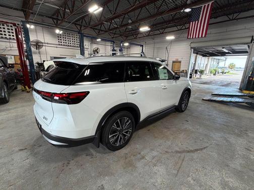 Radiant White 2027 INFINITI QX60 LUXE FWD