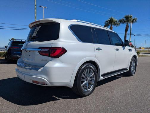2022 INFINITI QX80 Luxe