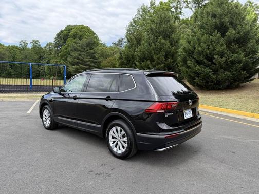 Deep Black Pearl Metallic 2018 Volkswagen Tiguan 2.0T SEL