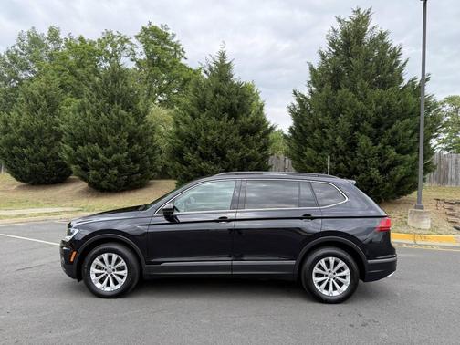 Deep Black Pearl Metallic 2018 Volkswagen Tiguan 2.0T SEL