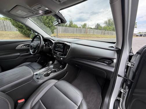 Silver Ice Metallic 2018 Chevrolet Traverse LT Leather