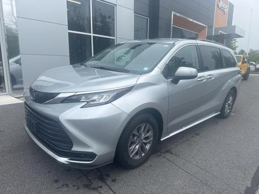 2022 Toyota Sienna LE
