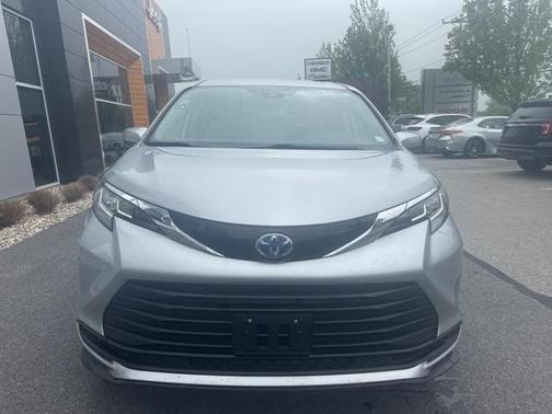 2022 Toyota Sienna LE