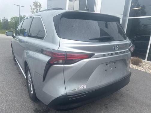 2022 Toyota Sienna LE