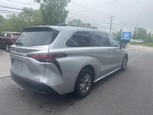 2022 Toyota Sienna LE