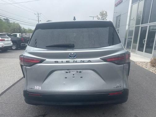 2022 Toyota Sienna LE