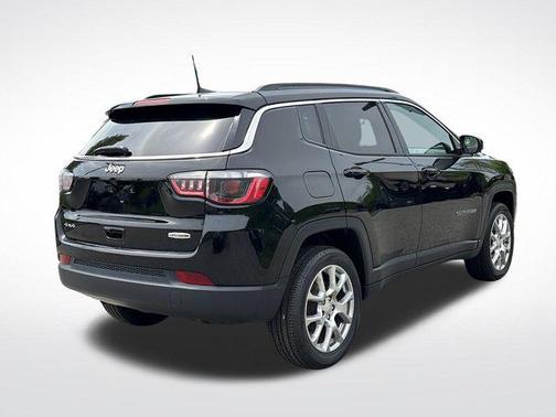 Diamond Black Crystal Pearlcoat 2023 Jeep Compass Latitude Lux