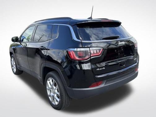 Diamond Black Crystal Pearlcoat 2023 Jeep Compass Latitude Lux
