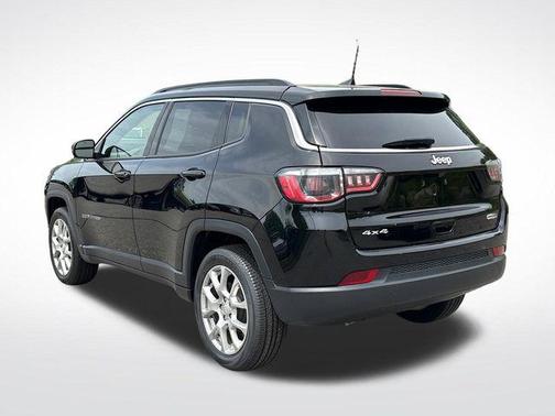 Diamond Black Crystal Pearlcoat 2023 Jeep Compass Latitude Lux