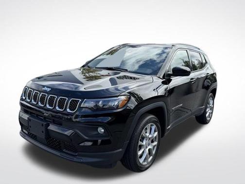Diamond Black Crystal Pearlcoat 2023 Jeep Compass Latitude Lux