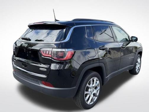 Diamond Black Crystal Pearlcoat 2023 Jeep Compass Latitude Lux