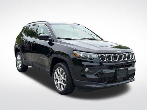 Diamond Black Crystal Pearlcoat 2023 Jeep Compass Latitude Lux
