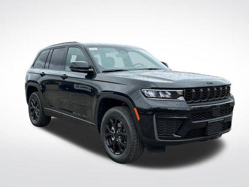 Diamond Black Crystal Pearlcoat 2026 Jeep Grand Cherokee Altitude