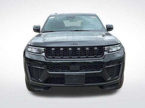 Diamond Black Crystal Pearlcoat 2026 Jeep Grand Cherokee Altitude
