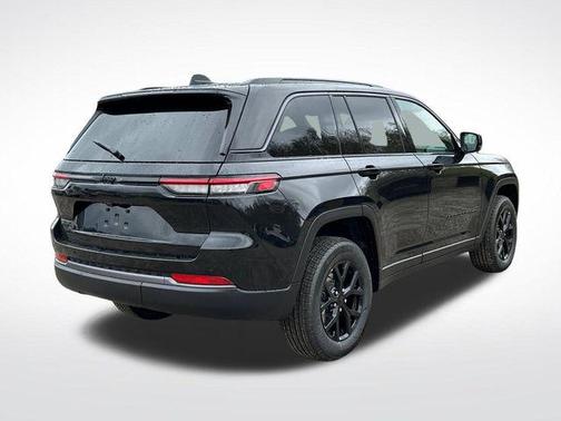 Diamond Black Crystal Pearlcoat 2026 Jeep Grand Cherokee Altitude