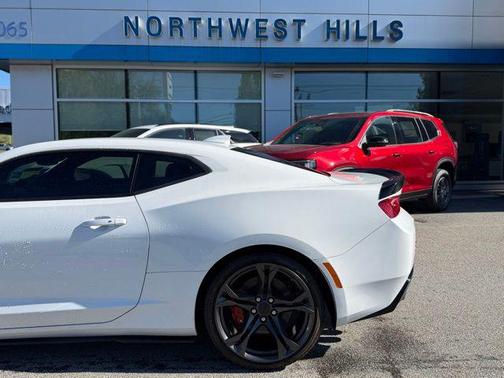 Summit White 2018 Chevrolet Camaro 1SS