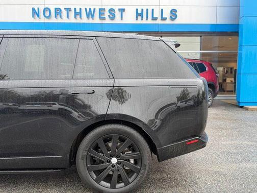 Ligurian Black SV Bespoke Ultra Metallic Gloss 2024 Land Rover Range Rover P400 SE