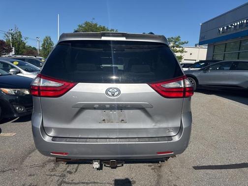 2018 Toyota Sienna LE