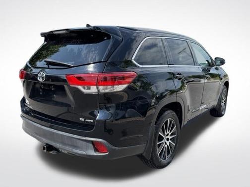 Midnight Black Metallic 2017 Toyota Highlander SE