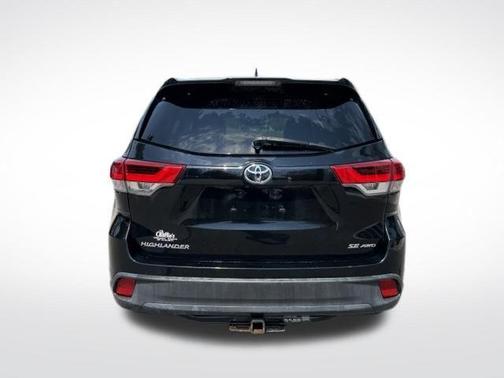 Midnight Black Metallic 2017 Toyota Highlander SE