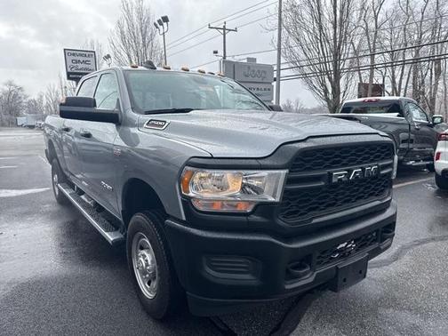 2022 RAM 2500 Tradesman Crew Cab 4x4 6'4' Box