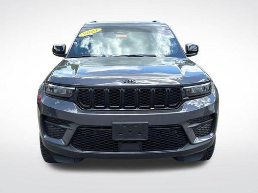 Baltic Gray Metallic Clearcoat 2023 Jeep Grand Cherokee Altitude