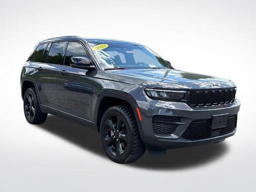 Baltic Gray Metallic Clearcoat 2023 Jeep Grand Cherokee Altitude