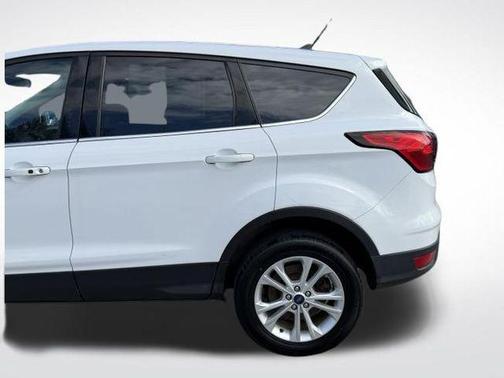 Oxford White 2019 Ford Escape SE