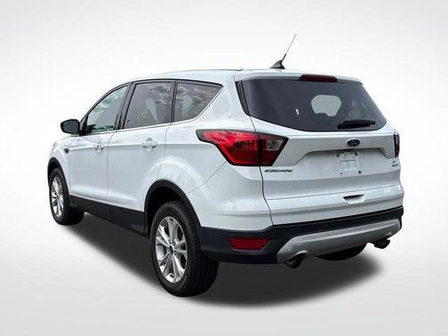 Oxford White 2019 Ford Escape SE